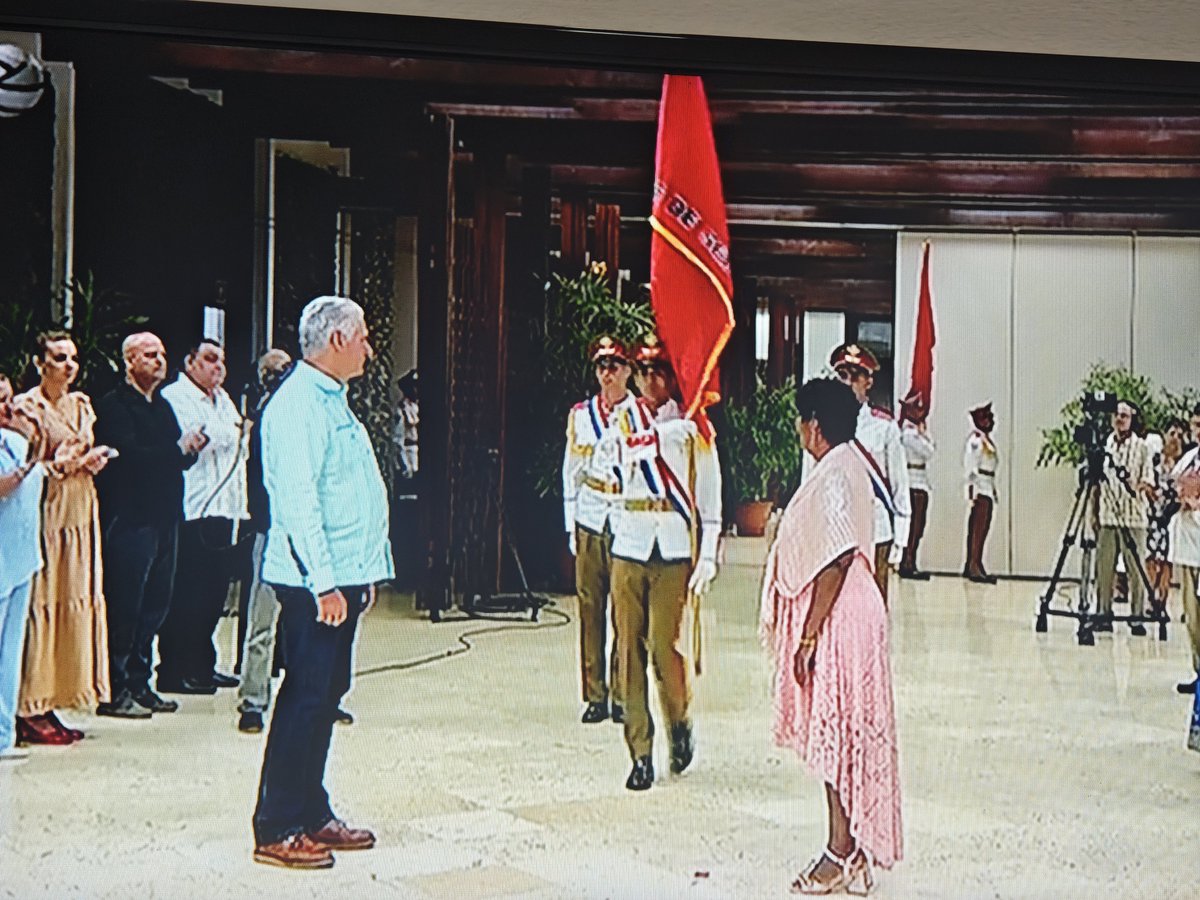 MarisolFFerrer's tweet photo. Recibe la Zona 85 de San José de las Lajas en #Mayabeque de manos de nuestro Primer Secretario @DiazCanelB la bandera 28 de septiembre de los CDR . Felicidades #LaPatriaSeDefiende https://t.co/SqYcL6pnHv
