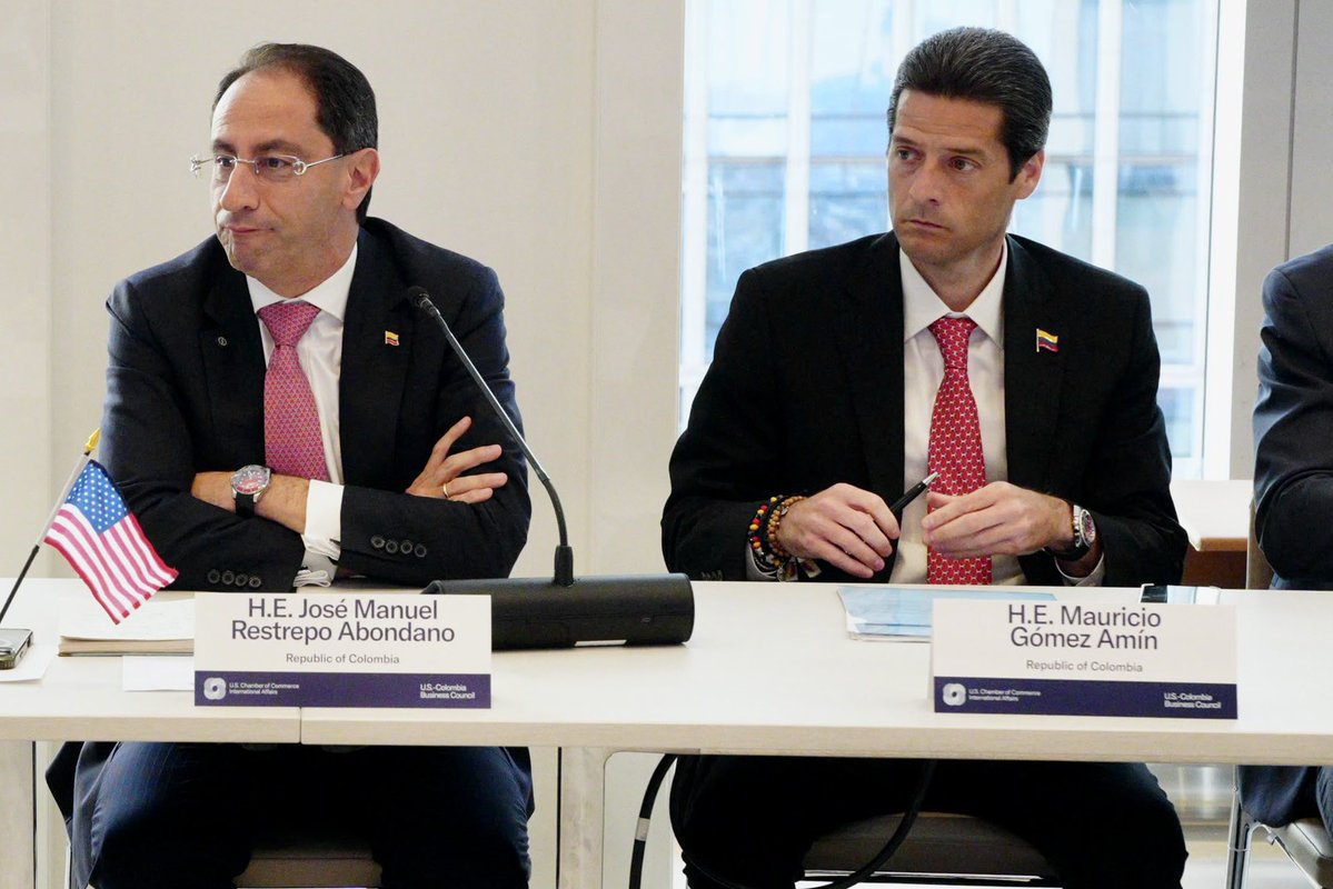 USCOLBC's tweet photo. The @USCOLBC hosted VP @jrestrp and Minister @MauricioGomezCO for a roundtable on Colombia's investment agenda on the margins of UNGA. 

The discussion highlighted opportunities in critical minerals, digital infrastructure & AI, agriculture, and energy, and reaffirmed U.S. private sector confidence in Colombia. 

Thank you to @drjwalk and @AthinaKanioura for leading the conversation, @ExcelerateEnergy for sponsoring, and @CovingtonBurling for hosting.