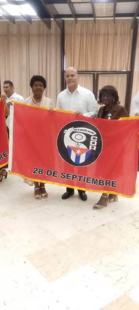 MarisolFFerrer's tweet photo. Recibe la Zona 85 de San José de las Lajas en #Mayabeque de manos de nuestro Primer Secretario @DiazCanelB la bandera 28 de septiembre de los CDR . Felicidades #LaPatriaSeDefiende https://t.co/SqYcL6pnHv