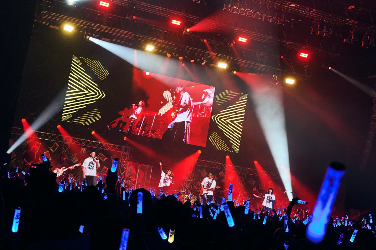 denfaminicogame's tweet photo. 『ペルソナ』ライブツアー2026では、まさかのPSP版『P2罪』の楽曲が流れて鳥肌。『P4R』メドレーまで飛び出す30周年を飾る最高の一夜だった
https://t.co/DZAdaJ9uPj

「Life Will Change！！」と全員で“共鳴”する瞬間がたまらない。雨模様の東京で聴く「Beneath the Mask -rain-」もズルすぎた https://t.co/84ySuX2RtZ