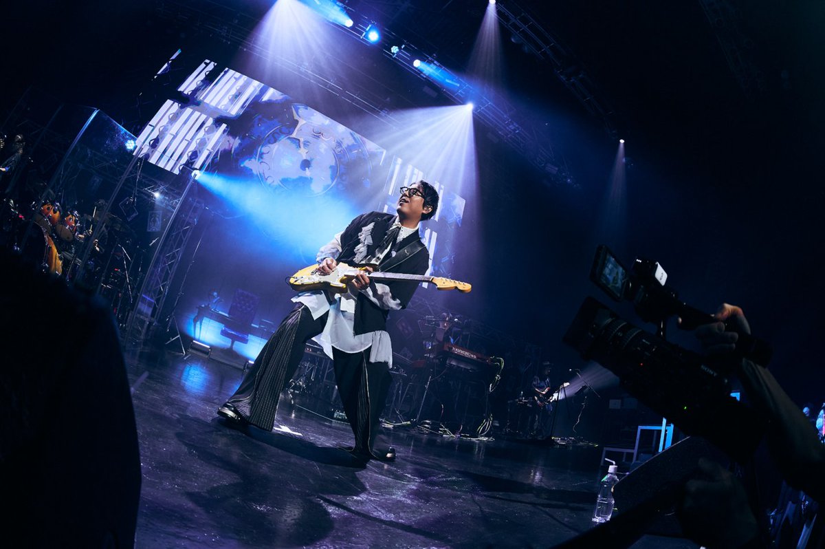denfaminicogame's tweet photo. 『ペルソナ』ライブツアー2026では、まさかのPSP版『P2罪』の楽曲が流れて鳥肌。『P4R』メドレーまで飛び出す30周年を飾る最高の一夜だった
https://t.co/DZAdaJ9uPj

「Life Will Change！！」と全員で“共鳴”する瞬間がたまらない。雨模様の東京で聴く「Beneath the Mask -rain-」もズルすぎた https://t.co/84ySuX2RtZ