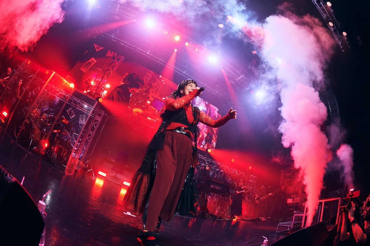 denfaminicogame's tweet photo. 『ペルソナ』ライブツアー2026では、まさかのPSP版『P2罪』の楽曲が流れて鳥肌。『P4R』メドレーまで飛び出す30周年を飾る最高の一夜だった
https://t.co/DZAdaJ9uPj

「Life Will Change！！」と全員で“共鳴”する瞬間がたまらない。雨模様の東京で聴く「Beneath the Mask -rain-」もズルすぎた https://t.co/84ySuX2RtZ