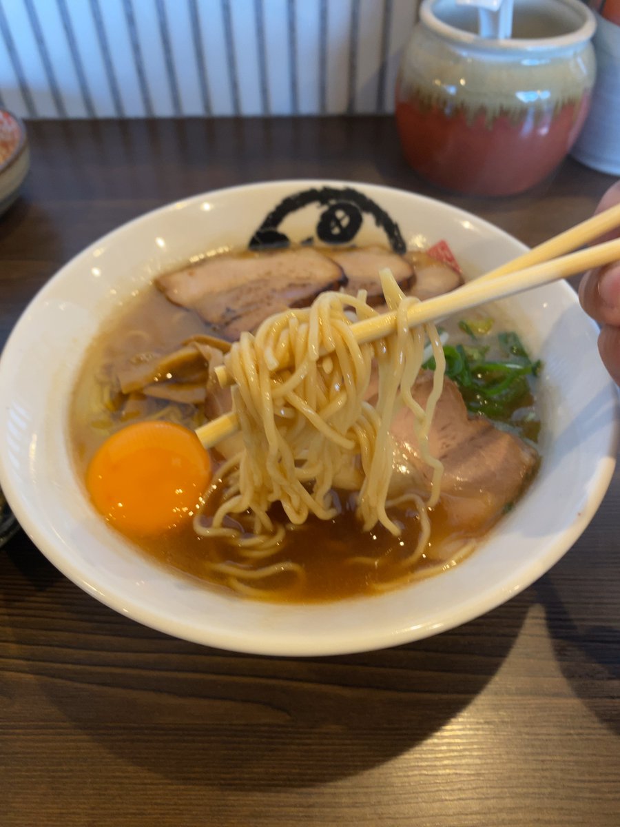 TOKUSHIMAX777's tweet photo. 【徳島県ラーメン大図鑑：No:007】
『中華そば 村田商店』さんの中華そばチャーシュー入
めし、生卵
徳島県板野郡松茂町中喜来字牛飼野西ノ越14-1

M-1グランプリ 2017年王者 とろサーモン 
村田さんの兄が営むお店です🍜
シャキっと麺に上品かつコクのあるスープで
バランスの良い中華そばで美味し✨ https://t.co/p2MsMpzbgp