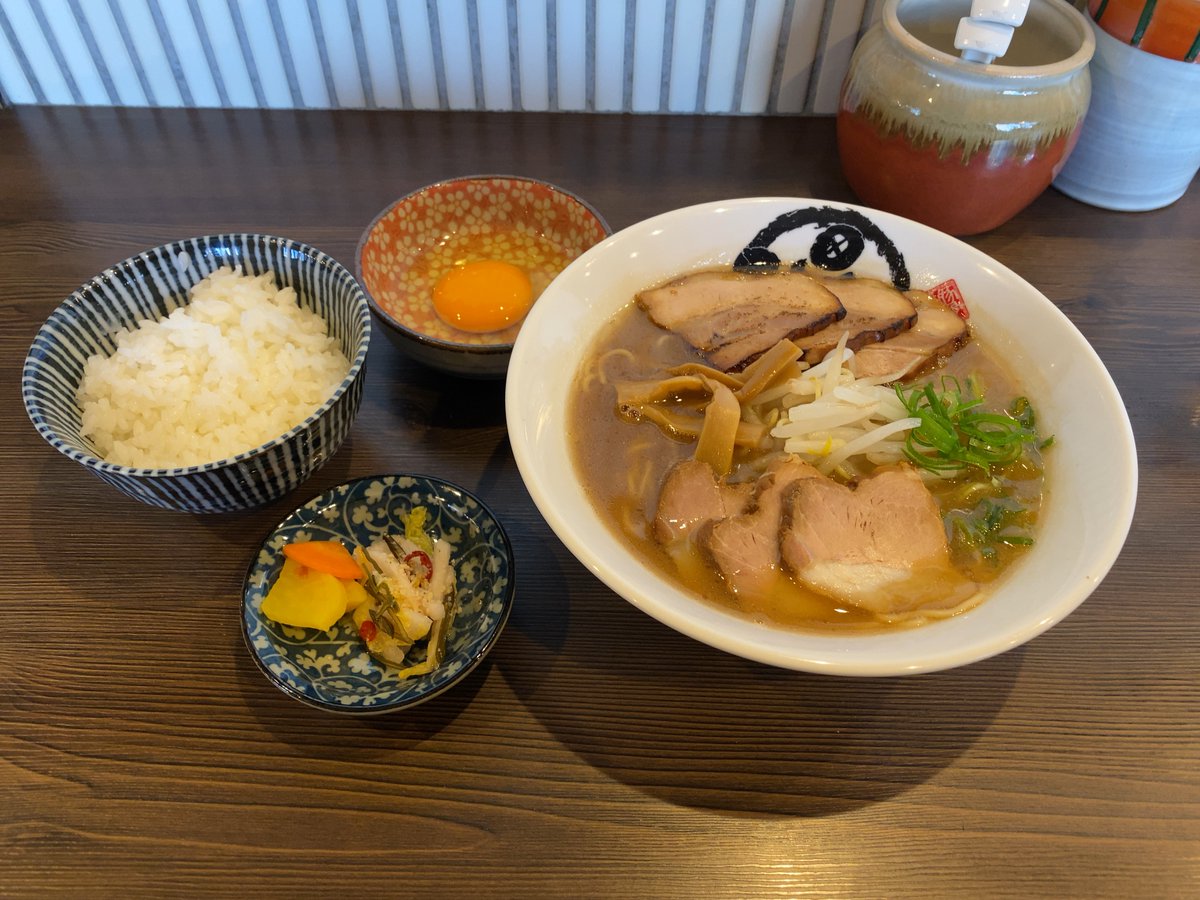 TOKUSHIMAX777's tweet photo. 【徳島県ラーメン大図鑑：No:007】
『中華そば 村田商店』さんの中華そばチャーシュー入
めし、生卵
徳島県板野郡松茂町中喜来字牛飼野西ノ越14-1

M-1グランプリ 2017年王者 とろサーモン 
村田さんの兄が営むお店です🍜
シャキっと麺に上品かつコクのあるスープで
バランスの良い中華そばで美味し✨ https://t.co/p2MsMpzbgp