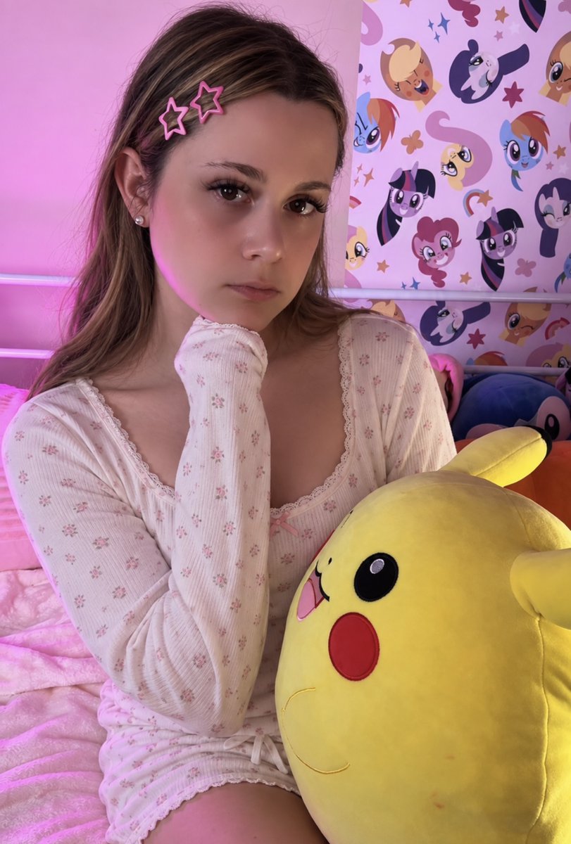 twilightsroomxx's tweet photo. what's your first thought when you see a pretty trans girl? https://t.co/ZBg97Pyb1j