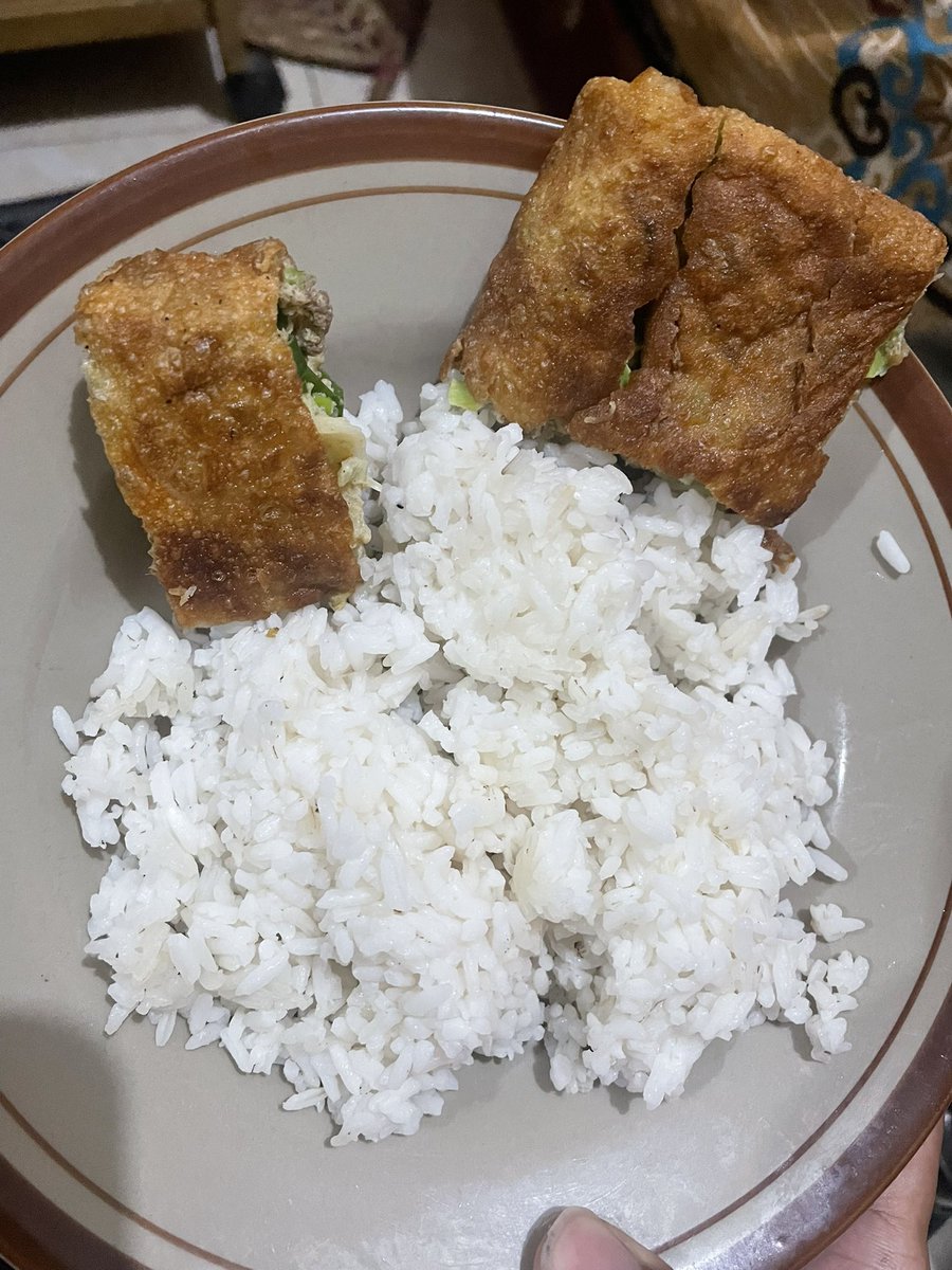 coffebit's tweet photo. Selalu ingat kata ibuk, kalo ada telur dan dagingnya brarti itu lauk https://t.co/63UGtXClyL
