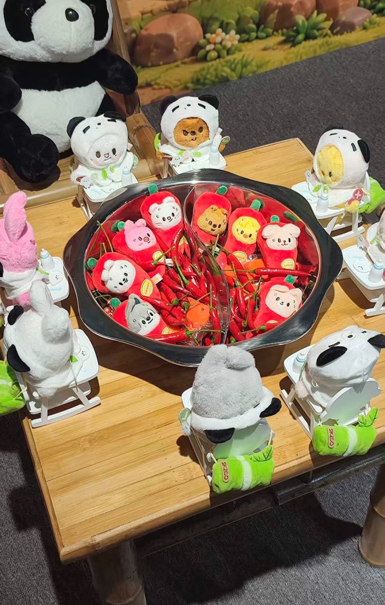 ppang_208's tweet photo. 거추보거 시벨ㅋㅋㅌㅋㅋ 하고있었능데 판다 아웃핏 쌉졸귀.... 제1ㅏㄹ 팬즈샵에서 팝시다 좀 제발요 https://t.co/rrRYjjRYT4