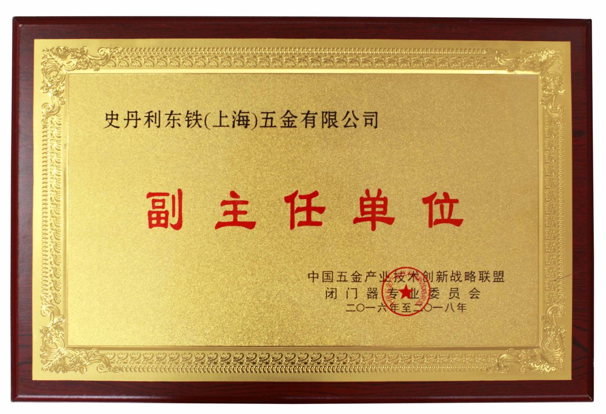 khfust's tweet photo. [A stylish metal plaque engraved with "镀桓方雍" stands on a clean white desk, catching soft sunlight for a subtle elegant vibe.] https://t.co/0VohCcyQR0