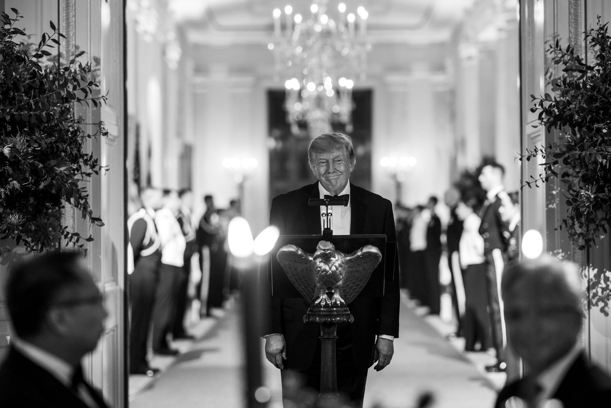 WhiteHouse's tweet photo. President Donald J. Trump at the State Dinner. 🇺🇸🇨🇳

"The hospitality of the Chinese people was on full display during my visit to Beijing earlier this year — and tonight, we hope to show you the same honor as you return to Washington for the first time in over a decade." https://t.co/RrA58t9mNG