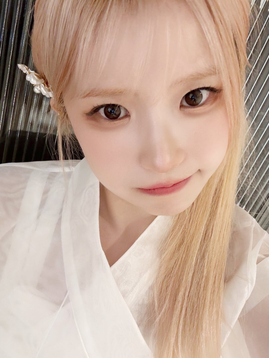 realfromis_9's tweet photo. [💌] 플로버 풍성한 한가위 보내세요🌕🍂

#fromis_9 #프로미스나인 https://t.co/gi8yJNuv4y