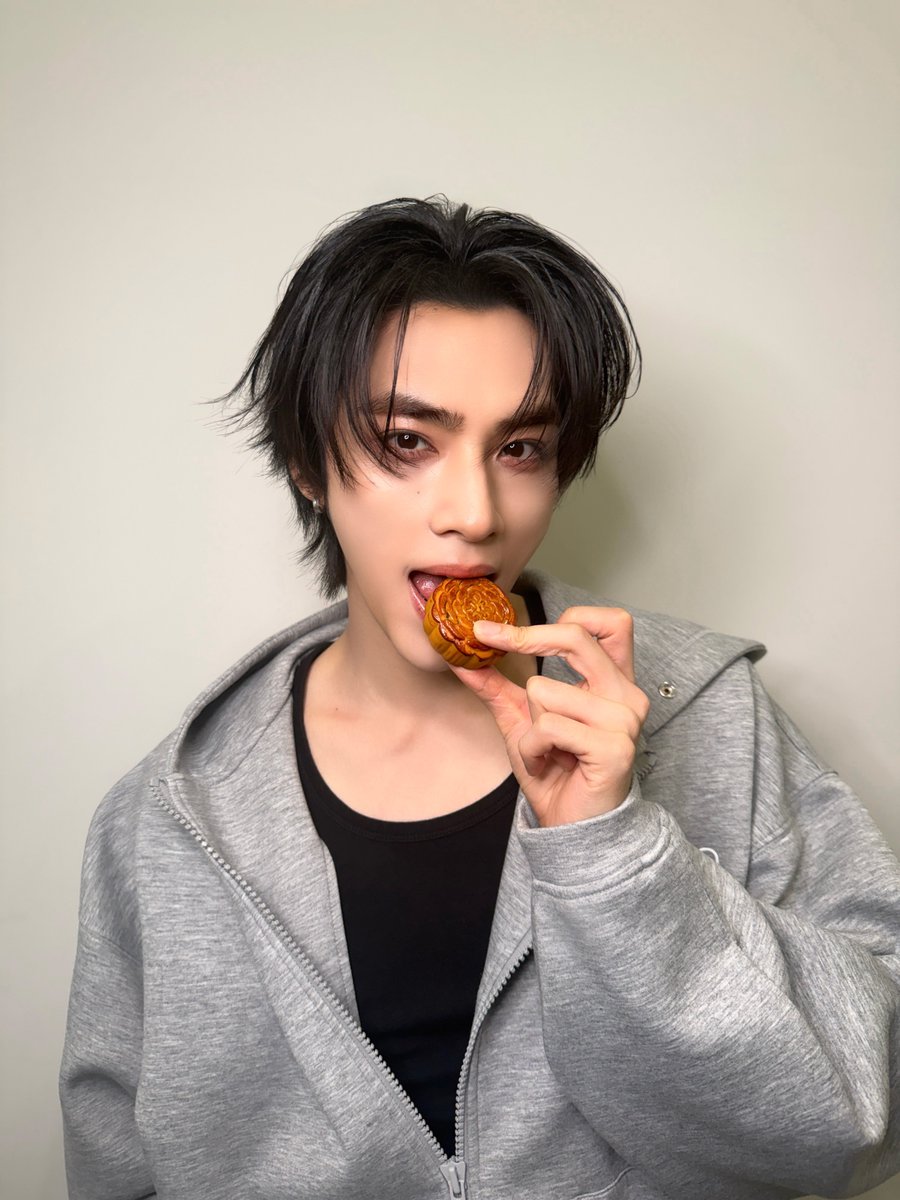 WayV_official's tweet photo. WayZenNi! 愿大家度过一个幸福的中秋节🥮✨
Have a wonderful Mid-Autumn Festival💚💚

#WayV #威神V https://t.co/YWPkLlRoxu