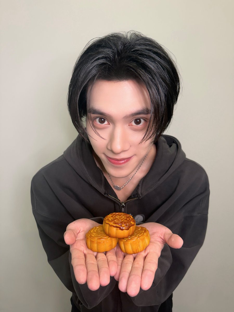 WayV_official's tweet photo. WayZenNi! 愿大家度过一个幸福的中秋节🥮✨
Have a wonderful Mid-Autumn Festival💚💚

#WayV #威神V https://t.co/YWPkLlRoxu