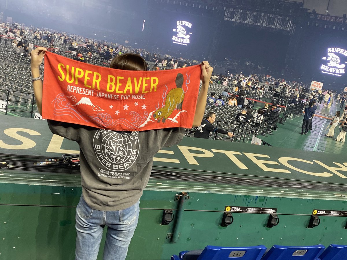 ZEN024_'s tweet photo. 今年は仕事で心が終わってるけど、いつもこの音楽に支えてもらってました。
一緒に音楽できて最高だー！！！
ありがとう、SUPERBEAVER。

すれ違いざま 使い捨ての言葉に 邪魔などさせないよ 

#SUPERBEAVER https://t.co/uXlQljzjwL