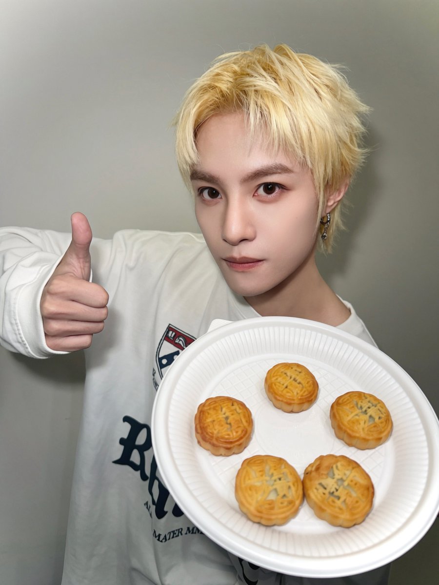 WayV_official's tweet photo. WayZenNi! 愿大家度过一个幸福的中秋节🥮✨
Have a wonderful Mid-Autumn Festival💚💚

#WayV #威神V https://t.co/JQk3lDf2eX