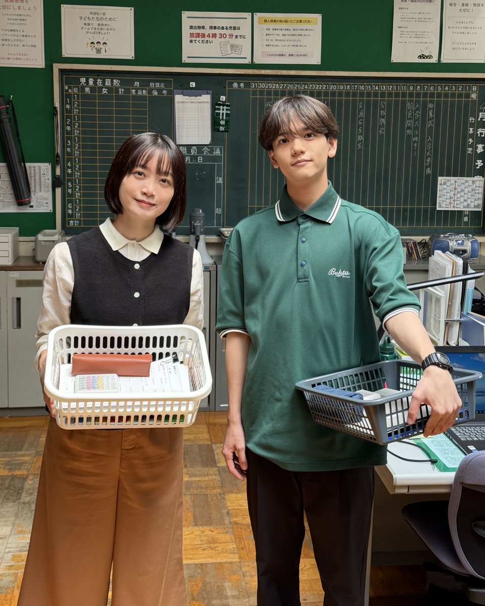 middle30_fujitv's tweet photo. ⊹ 📸𝘖𝘍𝘍 𝘚𝘏𝘖𝘛📸 ⊹

学校での薫子と郁先生📸
2人のオフショットをお届け👀✨

最初は郁先生のバグった距離感に
少し戸惑った薫子も、
今では何でも話せる相談相手に🤝✨

　Tokyo middle 30🪽
￣￣￣￣￣￣￣￣￣￣
最終回TVer見逃し配信中*･゜
FODにて全話&特別編配信中*･゜

#深川麻衣 #中島颯太 ( #FANTASTICS )
#東京ミドサー