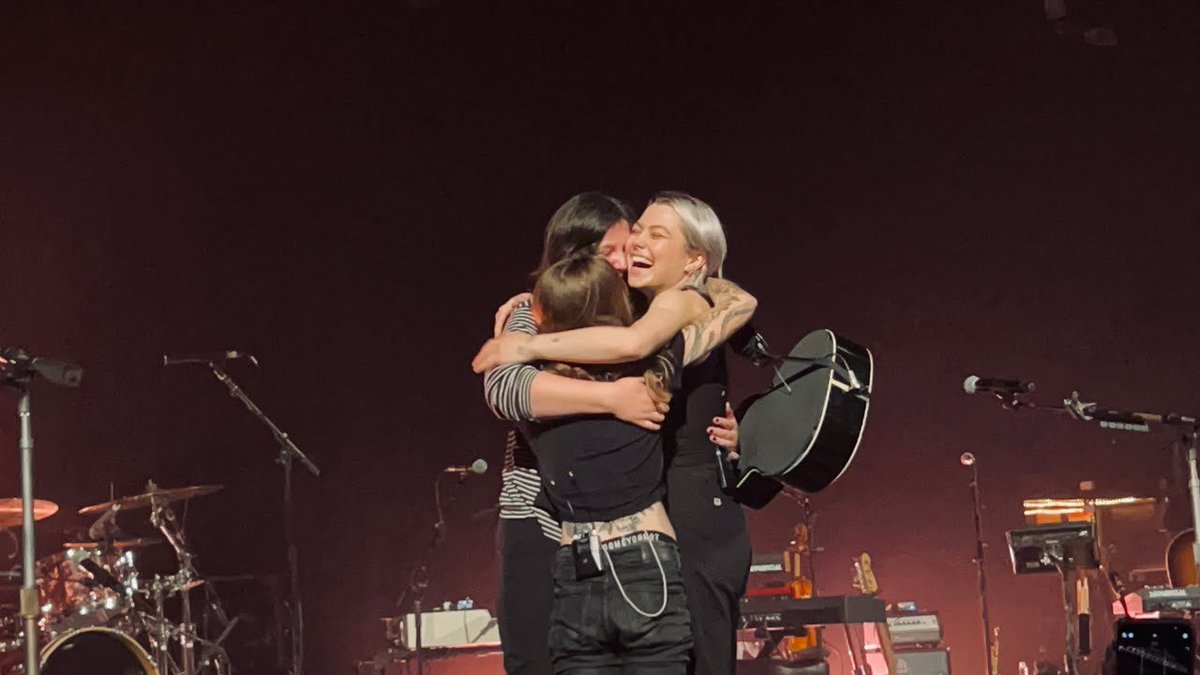 sourcebridgers's tweet photo. Phoebe, Lucy and Julien played an acoustic version of Cool About It and Lucy and Julien kissed Phoebe on the cheek after 🤍 https://t.co/uR5zztHNEn