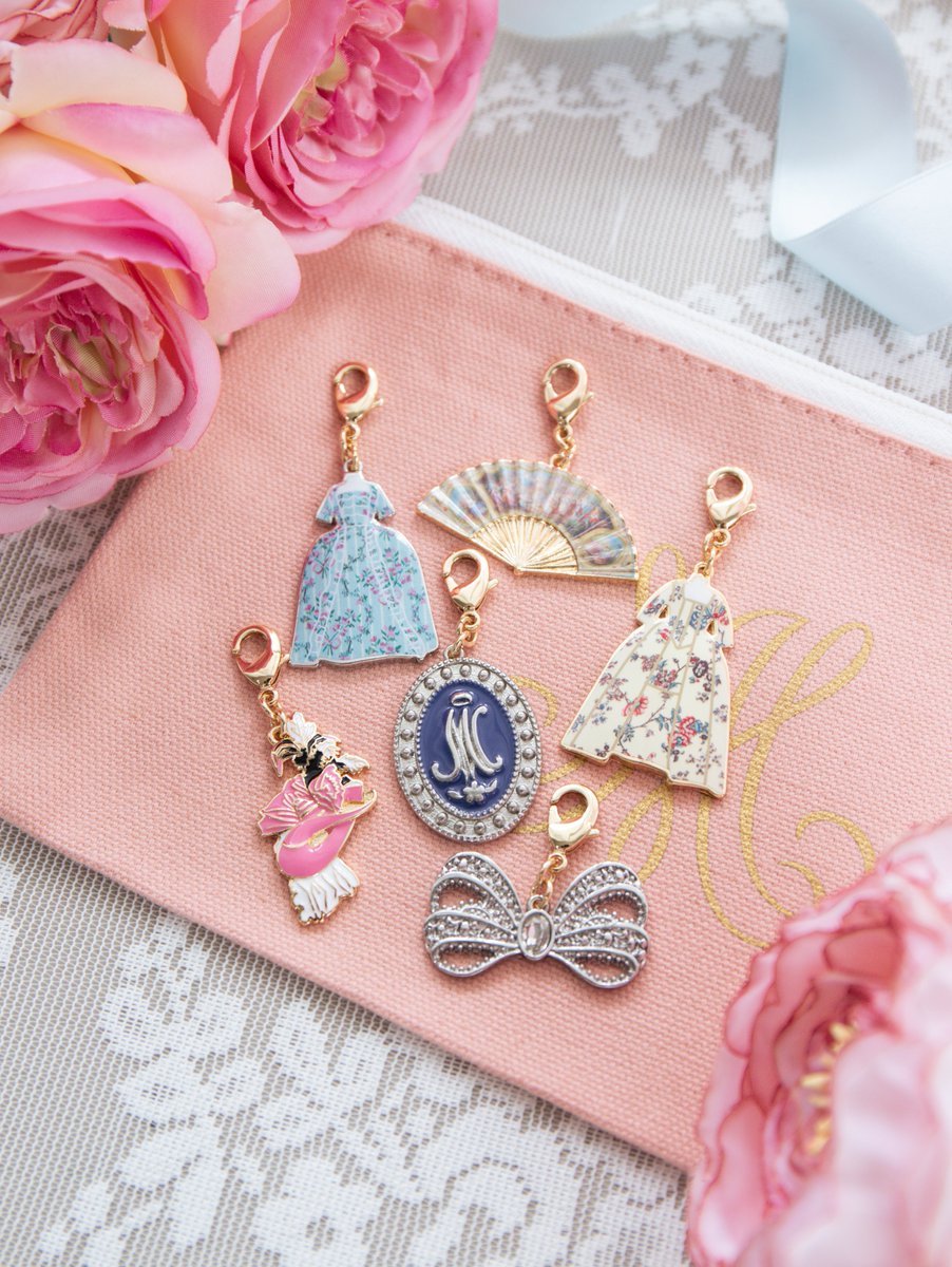 mariestyle2026's tweet photo. 🎀グッズ情報🎀
ドレスチャーム（ブラインド、全6種）

華やかな出展作品たちを、小さなチャームで楽しめる展覧会オリジナルグッズ👗✨
全デザイン集めたくなる、コレクション心をくすぐるアイテムです。バッグやポーチのアクセントにもおすすめ🎀

販売価格：各1,100円（税込）
※ランダム商品
※状況により品切れの場合がございます。最新の情報は特設ショップ混雑・グッズ情報X@mariestyle_infoをご確認ください。

詳細は公式サイトへ
https://t.co/YY8Huf9tqG

#マリー・アントワネット・スタイル
#横浜美術館