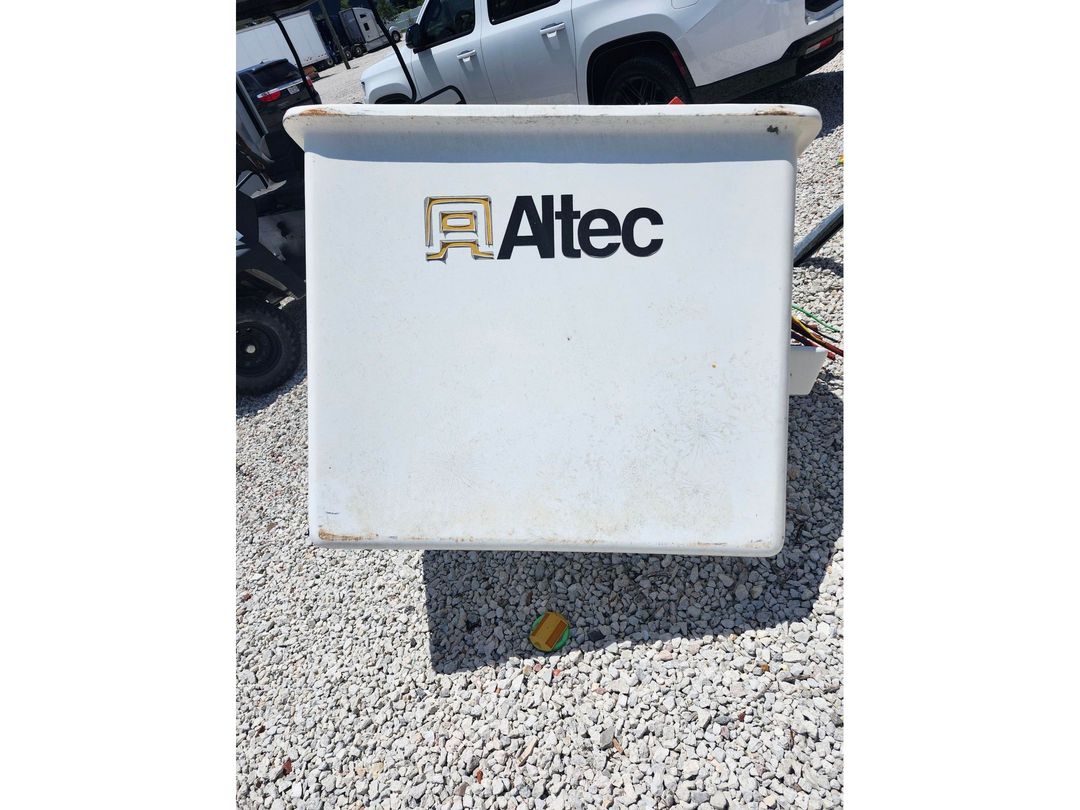 MonsterEquip's tweet photo. 2012 Altec 2-Man Platform Bucket $2400 2MAN-Bucket   Check out our new inventory: https://t.co/Ad9N3w0e5S Used Altec 2-Man Fiberglass Platform BucketGenuine Altec two-person fiberglass aerial platform / man basket. Built for utility, telecom, tree, https://t.co/OHqRYHyMVl