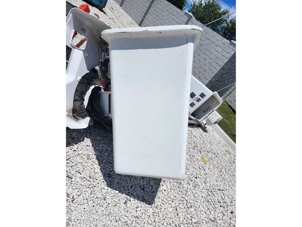 MonsterEquip's tweet photo. 2012 Altec 2-Man Platform Bucket $2400 2MAN-Bucket   Check out our new inventory: https://t.co/Ad9N3w0e5S Used Altec 2-Man Fiberglass Platform BucketGenuine Altec two-person fiberglass aerial platform / man basket. Built for utility, telecom, tree, https://t.co/OHqRYHyMVl