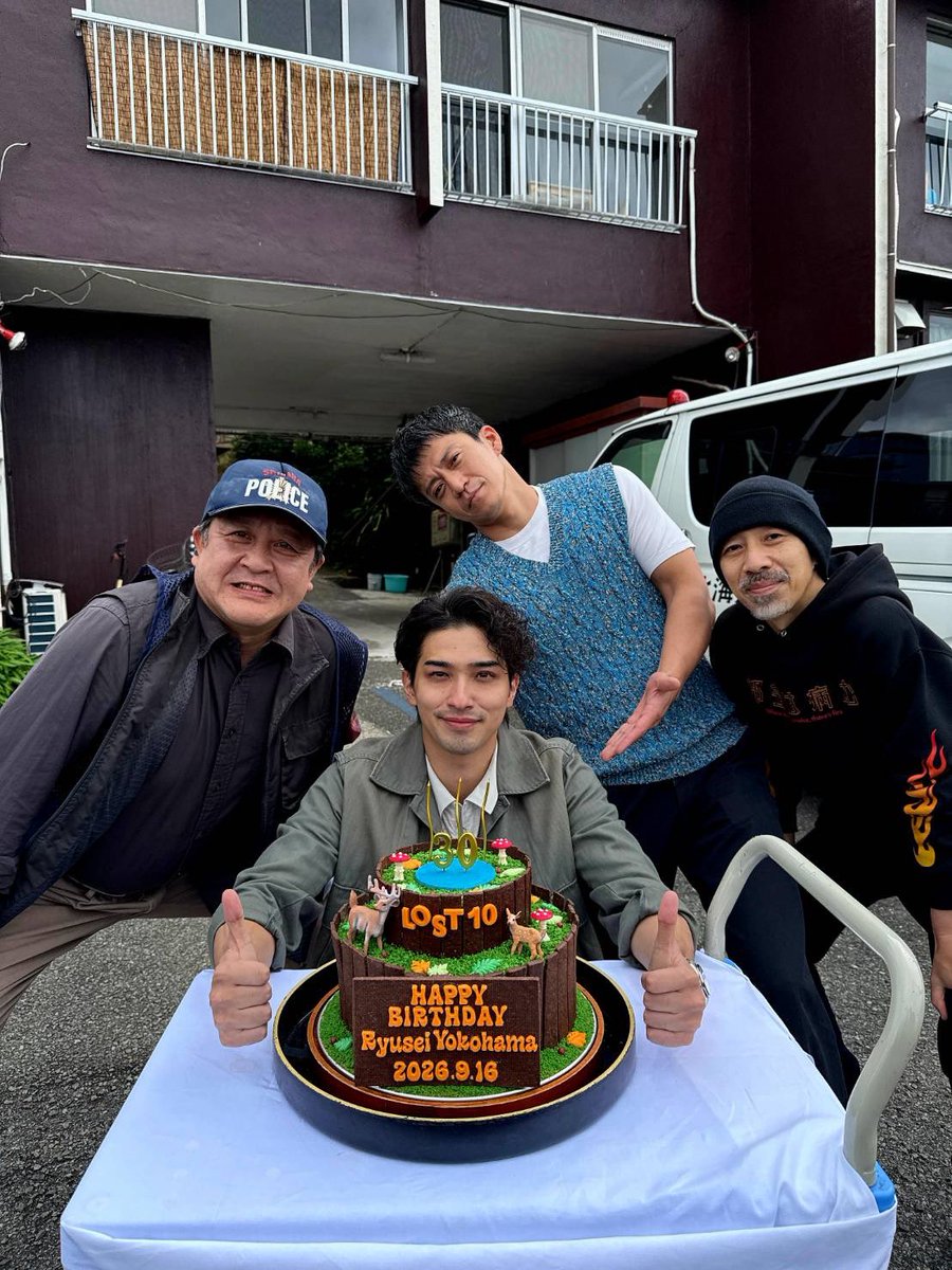 lost10_tbs's tweet photo. 𝙃𝙖𝙥𝙥𝙮 𝘽𝙞𝙧𝙩𝙝𝙙𝙖𝙮 .ᐟ.ᐟ
 ⎯⎯⎯⎯⎯⎯⎯⎯ ✮✮

9月16日に30歳のお誕生日を迎えた
主演：#横浜流星 さんのお誕生日を
ドラマ撮影現場でお祝いしました🎂

強風の中、
なかなかロウソクがつかないハプニングも…！
みんなで協力して無事に
ロウソクを消すことに成功しました👏🏼✨

公式Instagram・TikTokではお祝いの様子を公開中！
🔗 https://t.co/lQKlAGGTTs

素敵な１年になりますように！✨

𝑻𝑩𝑺系 𝟏𝟎/𝟏𝟔(金) よる𝟏𝟎時 𝑺𝑻𝑨𝑹𝑻
『 #LOST10 』(ロストテン)