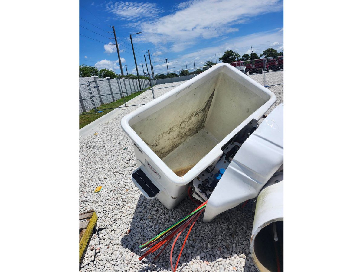 MonsterEquip's tweet photo. 2012 Altec 2-Man Platform Bucket $2400 2MAN-Bucket   Check out our new inventory: https://t.co/Ad9N3w0e5S Used Altec 2-Man Fiberglass Platform BucketGenuine Altec two-person fiberglass aerial platform / man basket. Built for utility, telecom, tree, https://t.co/OHqRYHyMVl