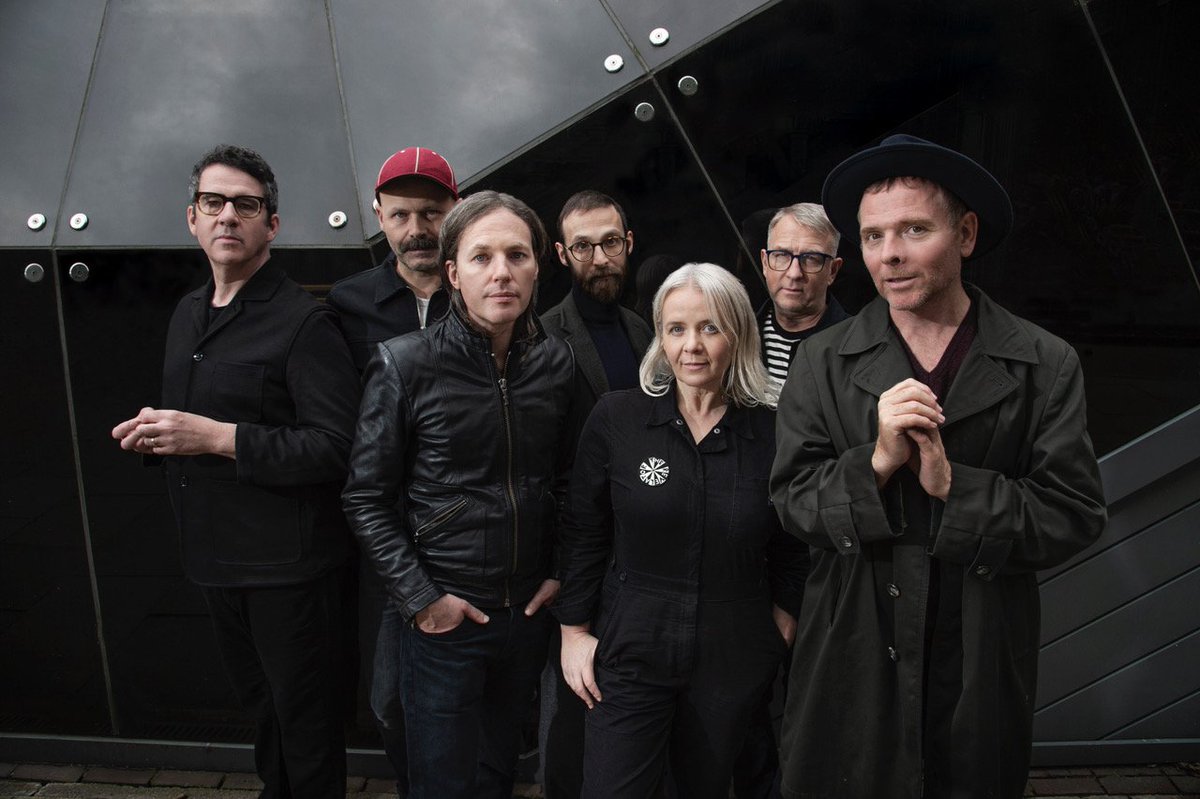 CMP_official's tweet photo. 【BELLE AND SEBASTIAN（スチュアート・マードック）サイン会決定！】

本日公演終了後にヴォーカル、スチュアート・マードックのサイン会を実施いたします。

＜サイン会参加条件＞
・ツアーグッズをお買い上げの方に、サイン会参加券をお渡し致します。規定枚数に達し次第、配布終了となります。
・サイン会参加券のお渡しはお一人様1枚とさせて頂きます。
・サイン会参加者は公演の入場チケットをお持ちの方に限ります。またサインを受けられるものは、1点とさせて頂きます。
・サイン会実施は公演終了後となる為、開始までお待ち頂くこととなります。予めご了承ください。
・写真撮影は禁止とさせていただきます。
・アーティストのスケジュール等の都合により、当日急遽サイン会が中止となる場合がございます。
その場合、ご購入いただいた商品の払い戻し・返品はお受けできませんので、予めご了承ください。