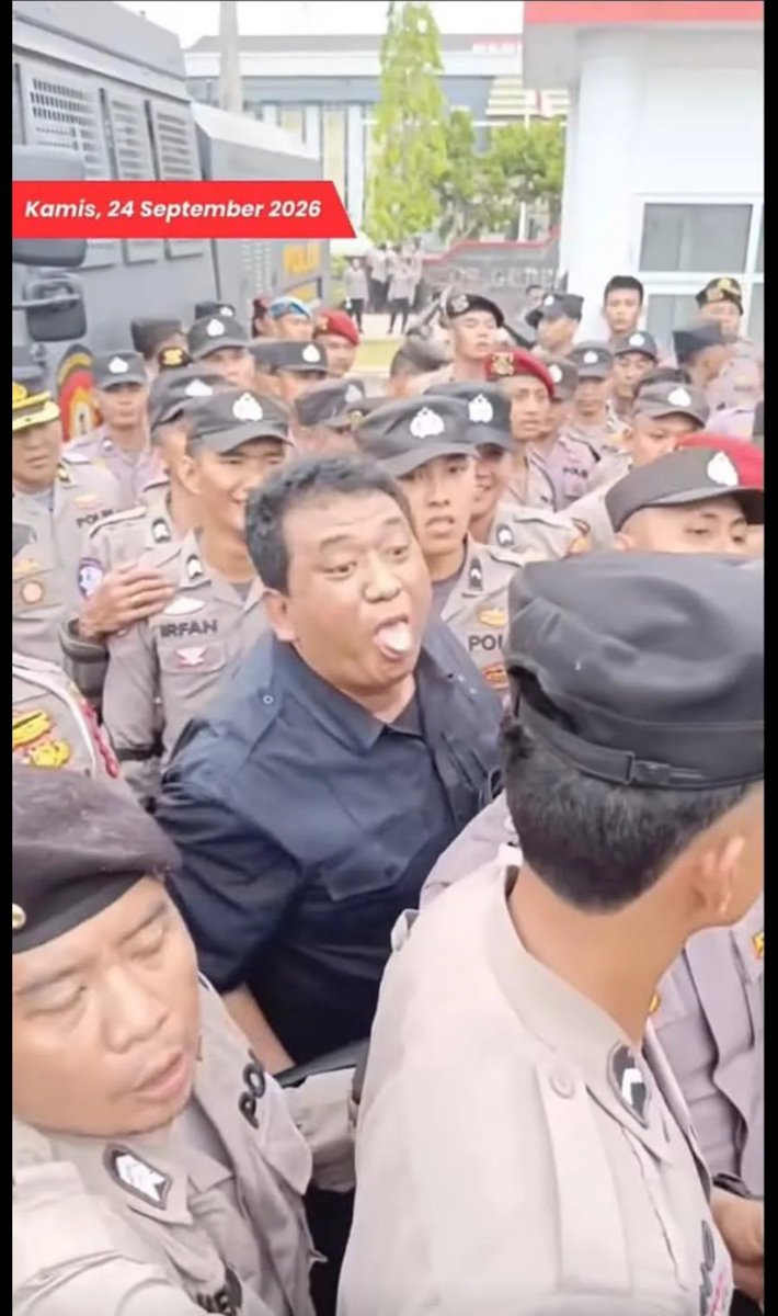 foolinsights's tweet photo. ada yang tau ga dia ini siapa? kok bisa saat petani demo karena banyak lahan yang dirampas, dia malah melet melet ngejek petani yang demo🤬 https://t.co/29nM4O1Afj