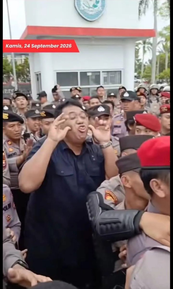 foolinsights's tweet photo. ada yang tau ga dia ini siapa? kok bisa saat petani demo karena banyak lahan yang dirampas, dia malah melet melet ngejek petani yang demo🤬 https://t.co/29nM4O1Afj
