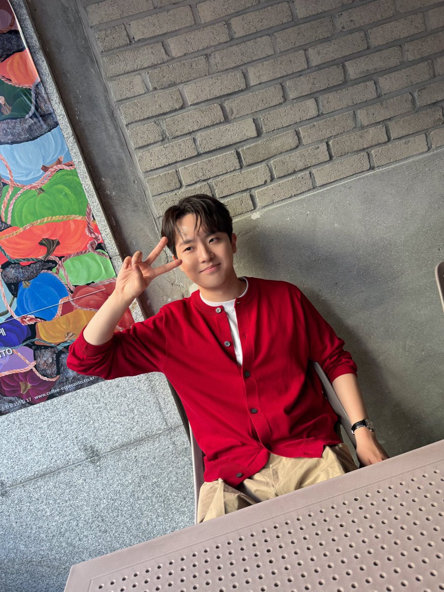 PALMTREE_IS's tweet photo. ❝ 임규형에게 ‘도전’은 거창한 단어가 아니다. ❞

두 시즌 연속 <디어 에반 핸슨> 과 함께하며
새로운 무대에 끊임없이 도전하고 있는 #임규형 ✨

뮤지컬 배우로서 한 걸음씩 나아가고 있는
임규형의 진솔한 뮤지컬 이야기를 
스포츠서울 인터뷰에서 만나보세요 🩵

#인터뷰 전문 보기👇👕👇
🔗 https://t.co/uA597vvskX
🔗 https://t.co/3XroEkLymg

에반 핸슨 役 ㅣ 임규형 

뮤지컬 <디어 에반 핸슨>
2026.08.01-2026.11.01
충무아트센터 대극장

#LIMKYUHYUNG #뮤지컬배우
#PALMTREEISLAND