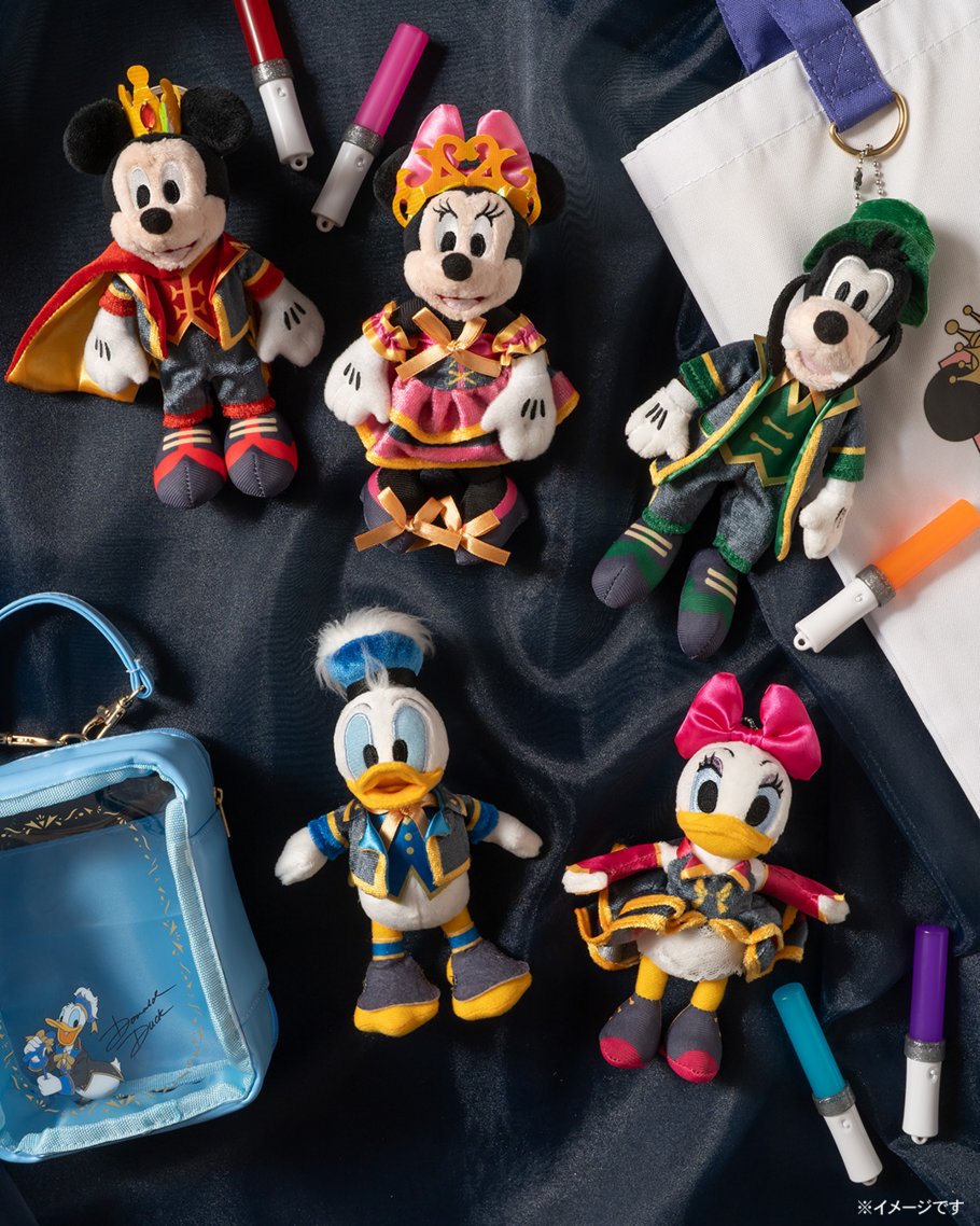 disneyjp's tweet photo. Happyくじ『Disney IDOL ON STAGE』🎤

描き起こしの煌びやかな衣装に身を包んだディズニーキャラクターのグッズに注目👀

明日(9/26)よりセブン‐イレブン、イトーヨーカドー、ゆめタウンにて順次発売！
※一部取り扱いのない店舗もございます

▼詳細はこちら
https://t.co/yBxw62Bgmk（外部サイト） https://t.co/o4VTSLYoUq