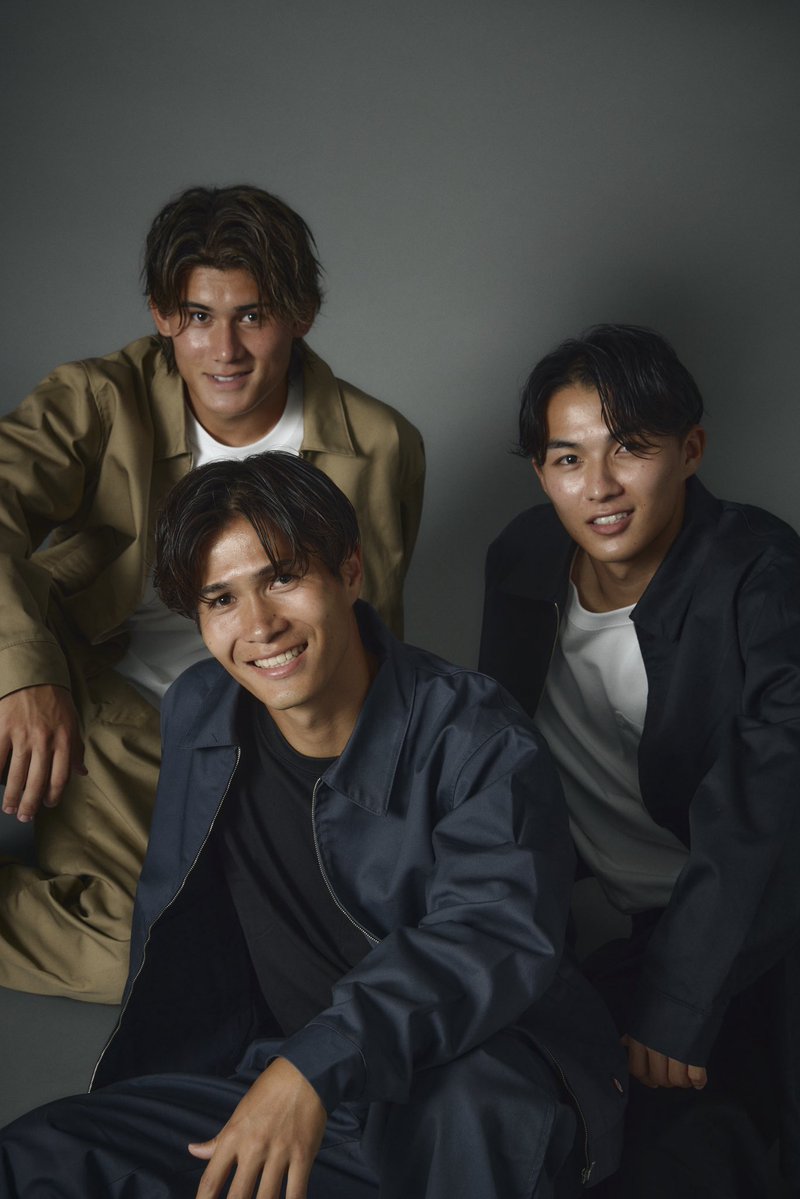 yamagafc's tweet photo. 撮影中、カメラマンさんの「カッコいい！」の声が止まらなかった『長野Komachi』の撮影現場から特別に未公開ショットを公開します🙌

#佐藤亮 選手、#安永玲央 選手、#井上愛簾 選手が見せる魅力的すぎる表情はいかがですか👀👀

推しの「今」をこうして【形として手元に残せる】のが雑誌！

ぜひ『長野Komachi 2026年秋号』でチェック✔️
売り切れる前に書店へ💨

#yamaga #サイコウ #長野komachi