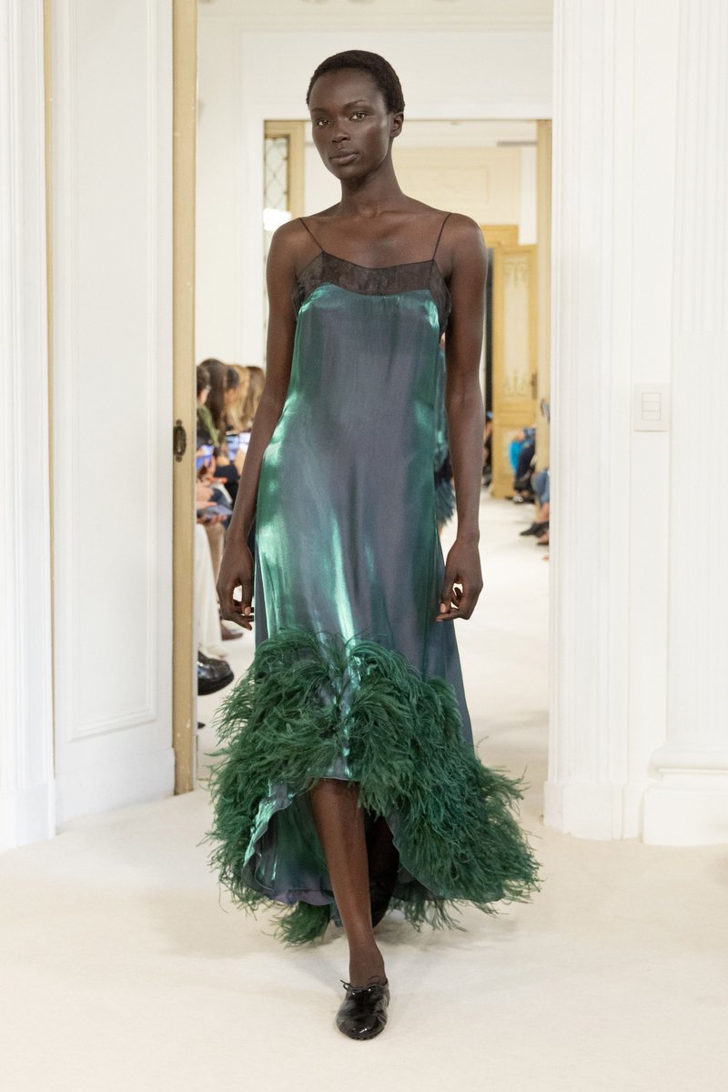 itgirlbackup's tweet photo. Spectacular dresses going on @ Alberta Ferretti ss27 https://t.co/N4ZLiKY30x