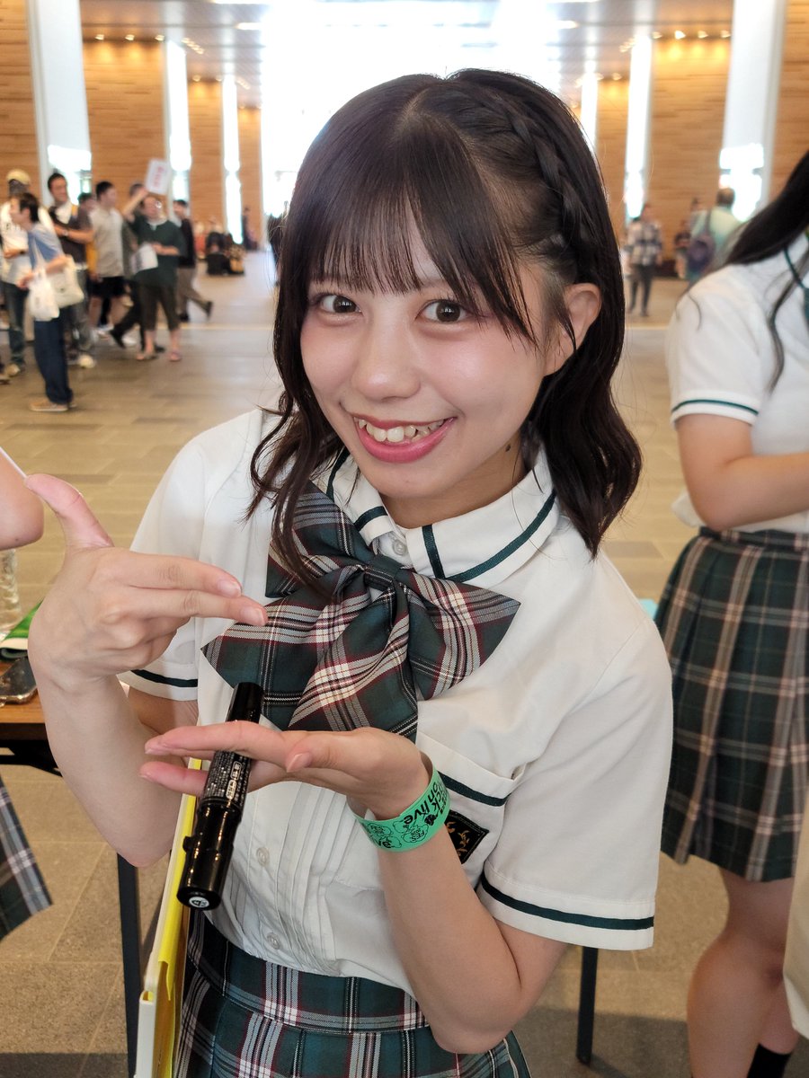 KAMI95311630's tweet photo. #back_on_live FES特典会④

あお🍓
2月のパラスポーツフォーラム以来‼️

何故か会うのは、自分が豚っち行った当日か翌日が多い😀
なので自然と豚っち話に🐖

この日は22日で「魂心家の日」🍜
ラーメンポーズ可愛い🤩
笑顔ともマッチ👍

#ほくりくアイドル部
#南葵 https://t.co/m2paq1YIDt
