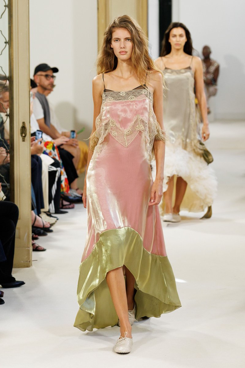 itgirlbackup's tweet photo. Spectacular dresses going on @ Alberta Ferretti ss27 https://t.co/N4ZLiKY30x