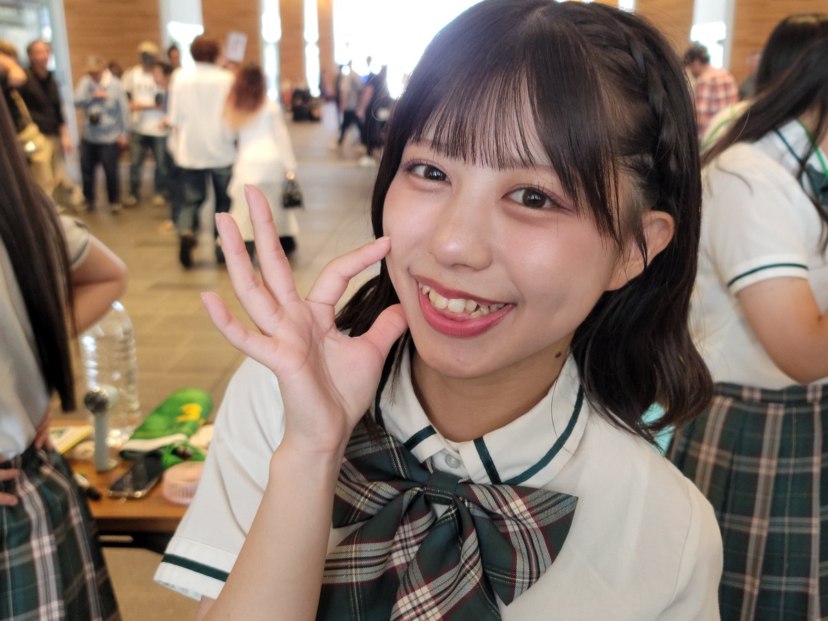 KAMI95311630's tweet photo. #back_on_live FES特典会④

あお🍓
2月のパラスポーツフォーラム以来‼️

何故か会うのは、自分が豚っち行った当日か翌日が多い😀
なので自然と豚っち話に🐖

この日は22日で「魂心家の日」🍜
ラーメンポーズ可愛い🤩
笑顔ともマッチ👍

#ほくりくアイドル部
#南葵 https://t.co/m2paq1YIDt