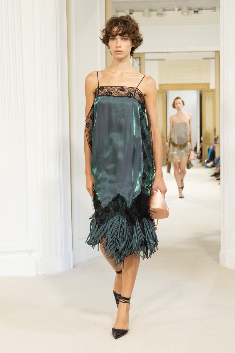 itgirlbackup's tweet photo. Spectacular dresses going on @ Alberta Ferretti ss27 https://t.co/N4ZLiKY30x
