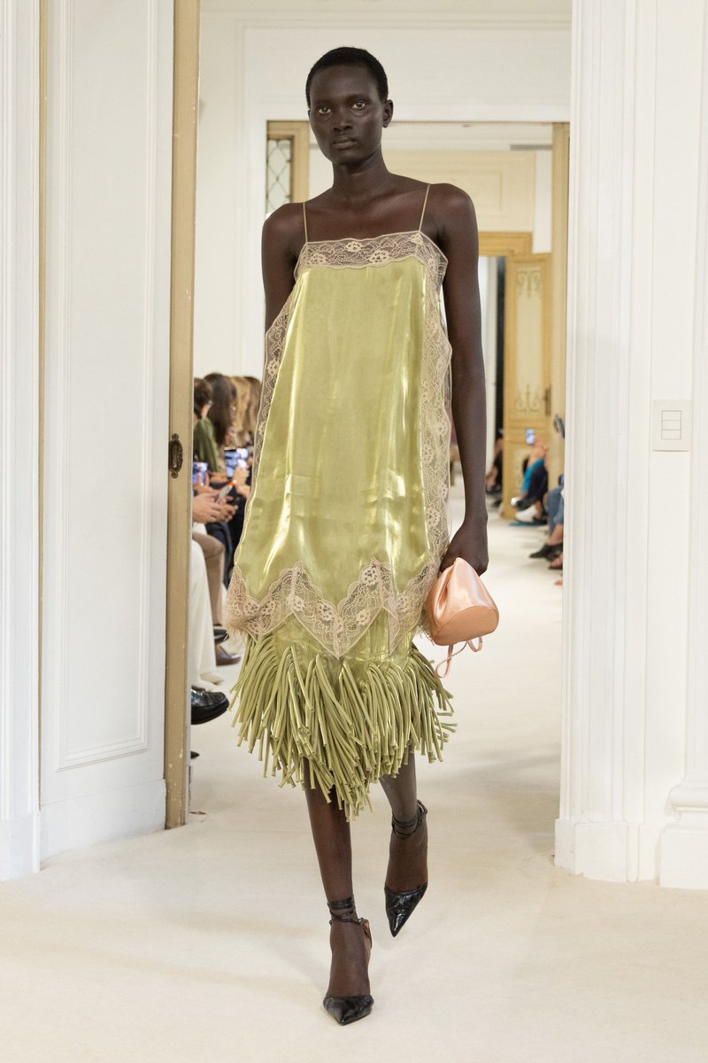 itgirlbackup's tweet photo. Spectacular dresses going on @ Alberta Ferretti ss27 https://t.co/N4ZLiKY30x
