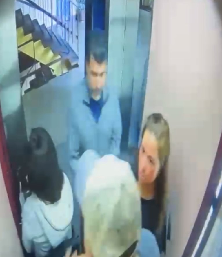 T1EETC_NOTICIAS's tweet photo. AYUDA PARA IDENTIFICARLOS 
Buscamos información sobre estos tres  involucrados en la agresión a una ascensorista en Zona 1.

El importe es el agresor 

Cualquier dato es de gran ayuda. Por favor comparte este post. 🔄 https://t.co/mnMJP8tf5x