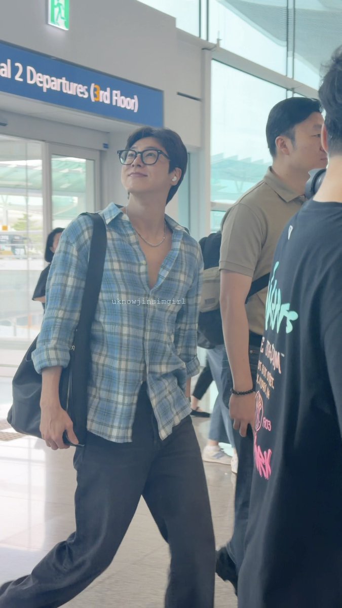 uknowjinsimgirl's tweet photo. 260925 동방신기 유노윤호 출국 🩵

셔츠 단추 
어디까지 풀어헤쳐 놓은 거예요↘️↗️?

#유노윤호 #정윤호 #UKNOW #YUNHO #ユノ #ユンホ #東方神起 #동방신기 #TVXQ https://t.co/sFfxy7I2iC