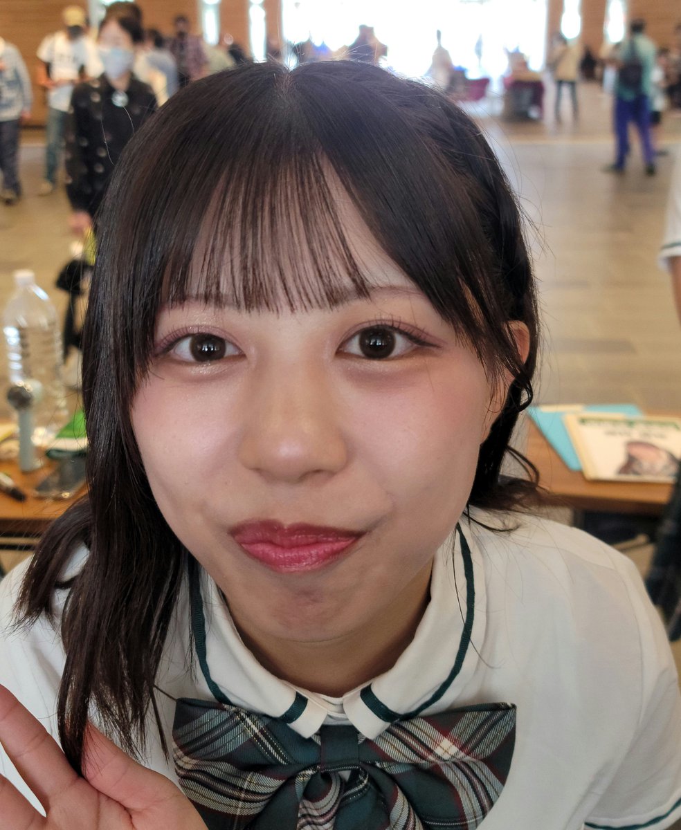 KAMI95311630's tweet photo. #back_on_live FES特典会④

あお🍓
2月のパラスポーツフォーラム以来‼️

何故か会うのは、自分が豚っち行った当日か翌日が多い😀
なので自然と豚っち話に🐖

この日は22日で「魂心家の日」🍜
ラーメンポーズ可愛い🤩
笑顔ともマッチ👍

#ほくりくアイドル部
#南葵 https://t.co/m2paq1YIDt