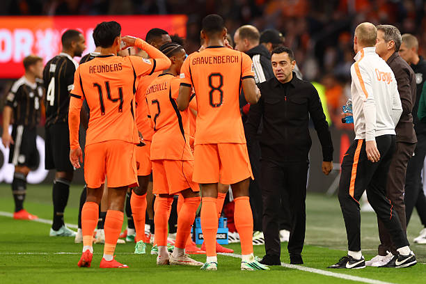espremealaranja's tweet photo. Ao ser apresentado na seleção da Holanda (Países Baixos), o técnico Xavi Hernández prometeu uma postura mais ofensiva, tomando a iniciativa. Há coisas a consertar, mas a atuação no empate com a Alemanha, estreia pela Liga das Nações, causou boa impressão. Comentários do 1 a 1 em https://t.co/VVyZ1UgYpx