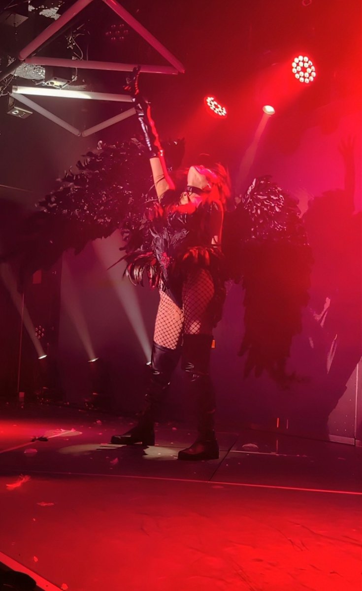 magao_w's tweet photo. NAGOYA de SHOWみやちゃん🐈‍⬛ ͗𝐁𝐈𝐑𝐓𝐇𝐃𝐀𝐘💕
電車乗り過ごし事件あって3部ギリギリ滑り込みしてきた(  ･ᴗ･̥̥̥ )新しい演目もバースデイの特別演目も素敵だった😭
特に👼🏻🐈‍⬛ ͗が😈🐈‍⬛ ͗になっちゃう演目からの新曲の流れがめためたに良くてᵕ̩ ᵕ̩檻とか大道具出てきてめっちゃ迫力あった💥 https://t.co/Nlwv58LAev