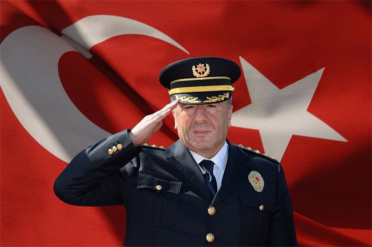 ersoydede's tweet photo. 15 Temmuz gecesi İstanbul’da darbecilerin karşısına çıkan, polislerine “Bir adım geri atmayacaksınız” talimatını veren ve kurşunların altında 15 Temmuz Şehitler Köprüsü’ne yürüyen Mustafa Çalışkan’a bugün devletin iç güvenlik mimarisinin en kritik sorumluluklarından biri tevdi edildi.

Emniyet Genel Müdür Yardımcısı Mustafa Çalışkan’ın sorumluluğuna Kaçakçılık ve Organize Suçlarla Mücadele, Narkotik Suçlarla Mücadele, Terörle Mücadele ve Özel Harekât birimleri verildi. Yani Türkiye’nin terör örgütlerinden uyuşturucu şebekelerine, organize suç yapılanmalarından yüksek riskli özel operasyonlara kadar en ağır güvenlik dosyalarının yürütüldüğü dört kritik yapı artık Çalışkan’ın sorumluluk alanında. 15 Temmuz gecesi kendisine verilen görevi kurşunların altında yerine getiren bir emniyet müdürüne, on yıl sonra devlet çok daha geniş ve ağır bir sorumluluk teslim ediyor.
Rabbim hayırlı hizmetler nasip etsin..