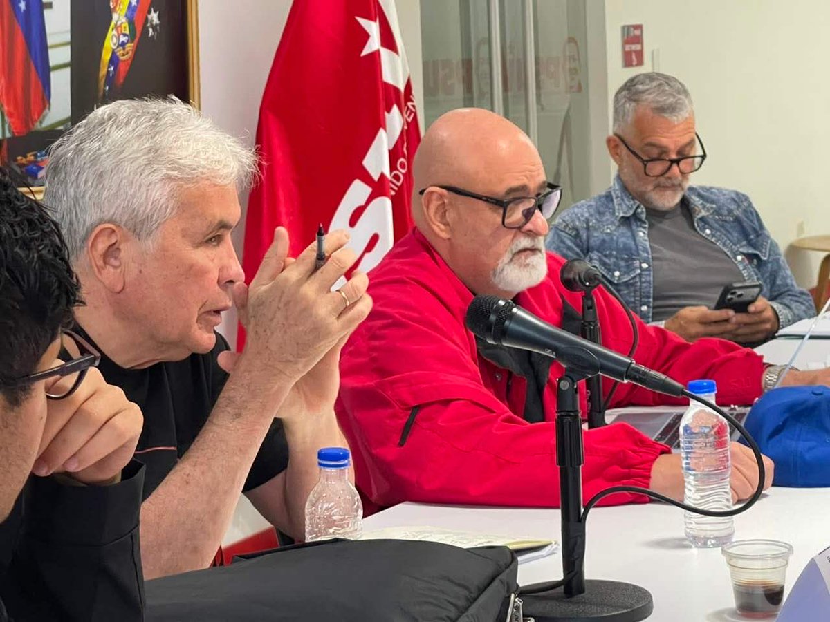 AmeliachPSUV's tweet photo. Excelente reunión de la Secretaría de Formación Política del @PartidoPSUV con asistencia de 8 responsables regionales y 24 responsables de estados. Se inicia la primera fase del proceso de formación en cascada con especial atención a los EPC, UBCH, CCBI y CBBI https://t.co/xj2KoPuWoZ