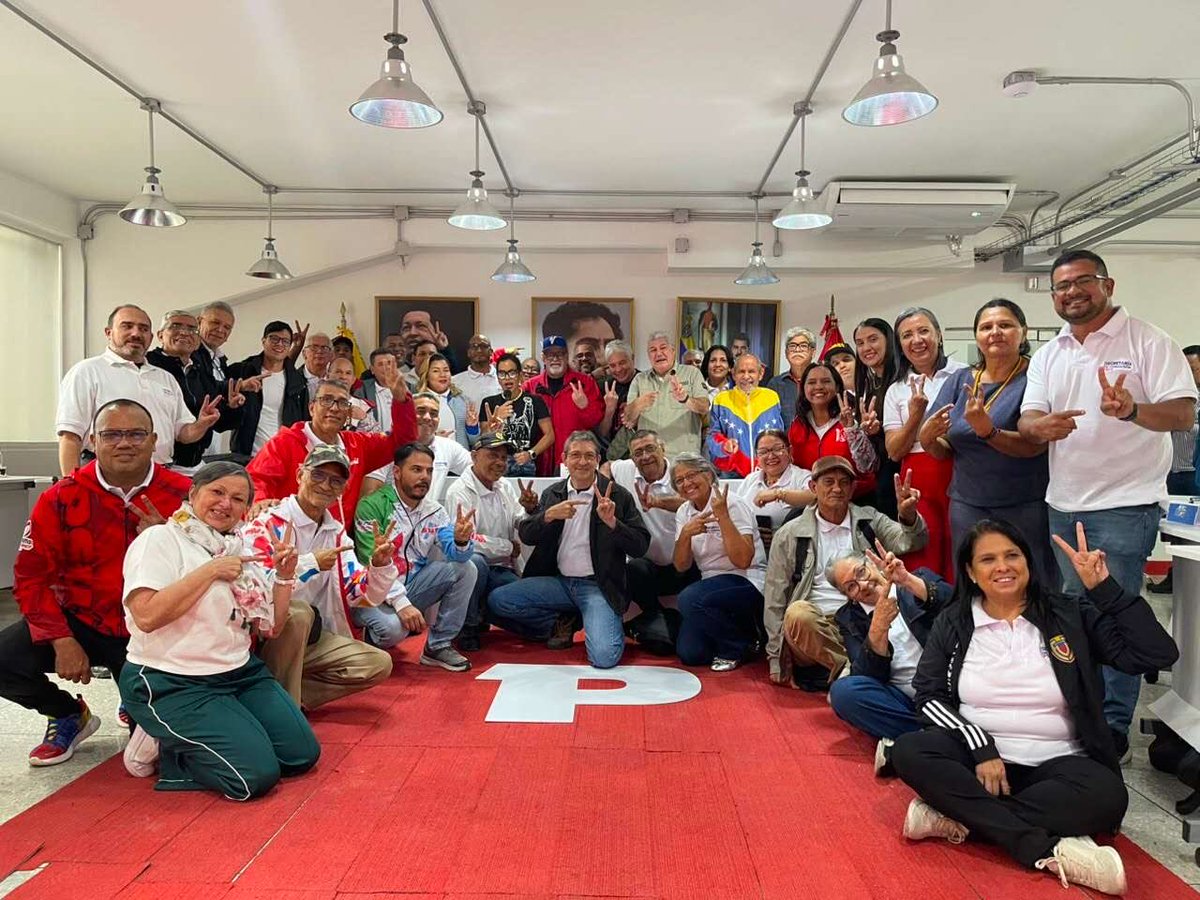 AmeliachPSUV's tweet photo. Excelente reunión de la Secretaría de Formación Política del @PartidoPSUV con asistencia de 8 responsables regionales y 24 responsables de estados. Se inicia la primera fase del proceso de formación en cascada con especial atención a los EPC, UBCH, CCBI y CBBI https://t.co/xj2KoPuWoZ