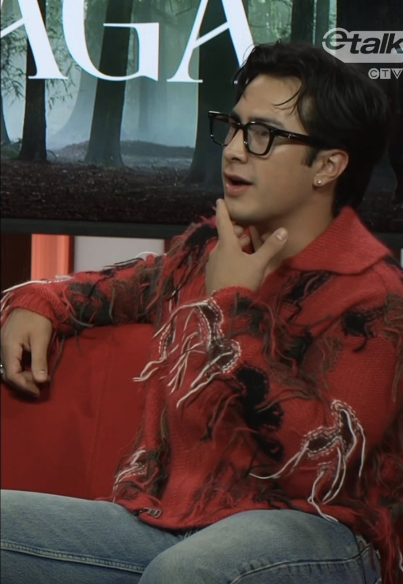 mickeysmyheart's tweet photo. can we circle back to this look?? we haven’t discussed it enough and i have Thoughts https://t.co/rUkbvvj7cb