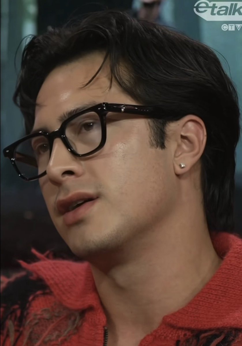 mickeysmyheart's tweet photo. can we circle back to this look?? we haven’t discussed it enough and i have Thoughts https://t.co/rUkbvvj7cb