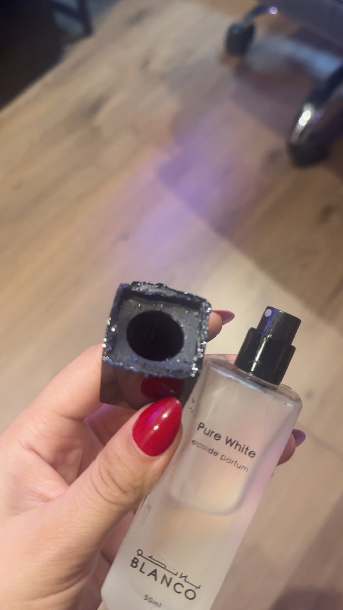raawaby's tweet photo. @blancoparfumesالسلام عليكم، عندي عطر Pure White من بلانكو ولاحظت أن الغطاء بدأ يذوب ويتآكل من الداخل، ونفس المشكلة حصلت معي في مسك آخر من عندكم. كذلك تغيرت رائحة العطر وصار يسبب لي حساسية بالجسم عند استخدامه. أتمنى توضيح سبب المشكلة والتأكد من سلامة المنتج. https://t.co/5d1TQd2Ppj
