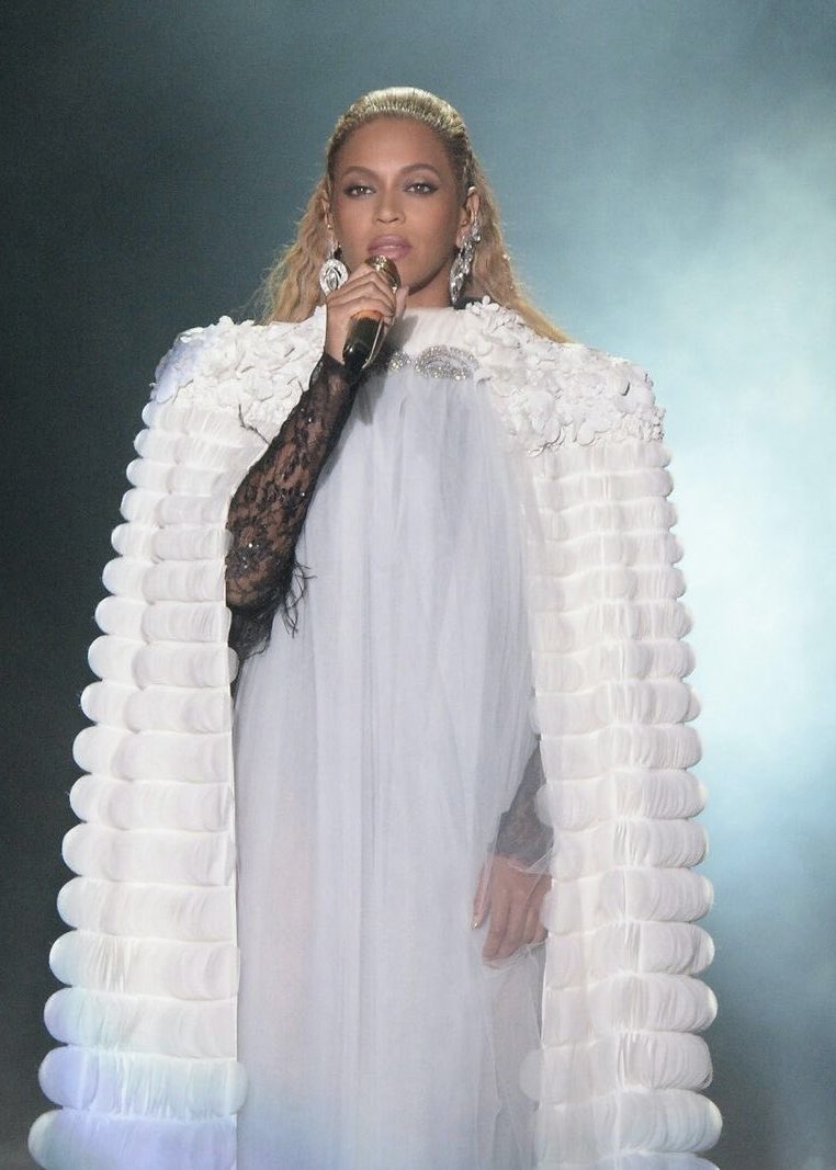 beyhivecombr's tweet photo. “Lemonade Medley” é eleita pela Billboard como a melhor performance do século na história do #VMA 

Beyoncé aparece duas vezes no Top 10, com “Love On Top” também entre as melhores performances. https://t.co/PxuzCrYFmF