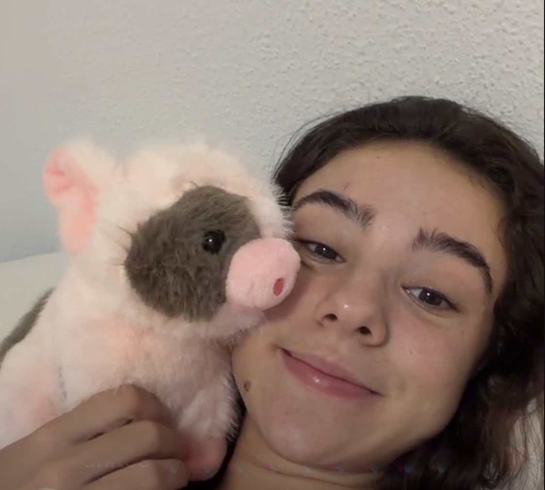 Biiancaabtp1's tweet photo. JAJAJAJ LAS AMO,Cris feliz con su cerdito y Clau no sabe utilizar su nuevo móvil https://t.co/3PhWgkG6Z1